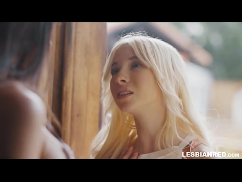 ❤️ Kız birkaç ay sonra eve gelir ve üvey annesinin amını yemeye başlar ❤️ Seks videosu bizde