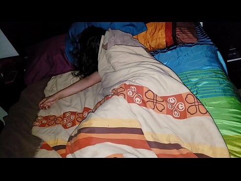 ❤️ Üvey oğul, genç üvey annesini uyurken azarlıyor. ❤️ Seks videosu bizde